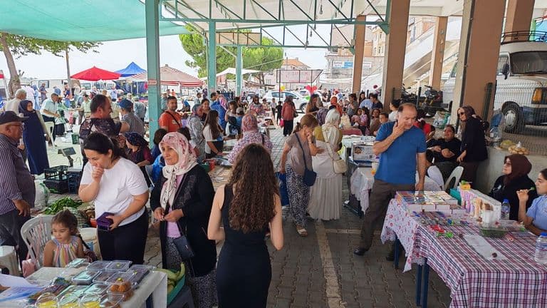 Manisa'da minik eller üretti, "Mini Pazar"da satışa sundu